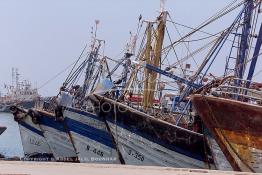 Image du Maroc Professionnelle de  Quelques bateaux de pêches sur un des quais au port d'Agadir, ville située au sud du Maroc, Vendredi 23 Août 2002. (Photo / Abdeljalil Bounhar) 